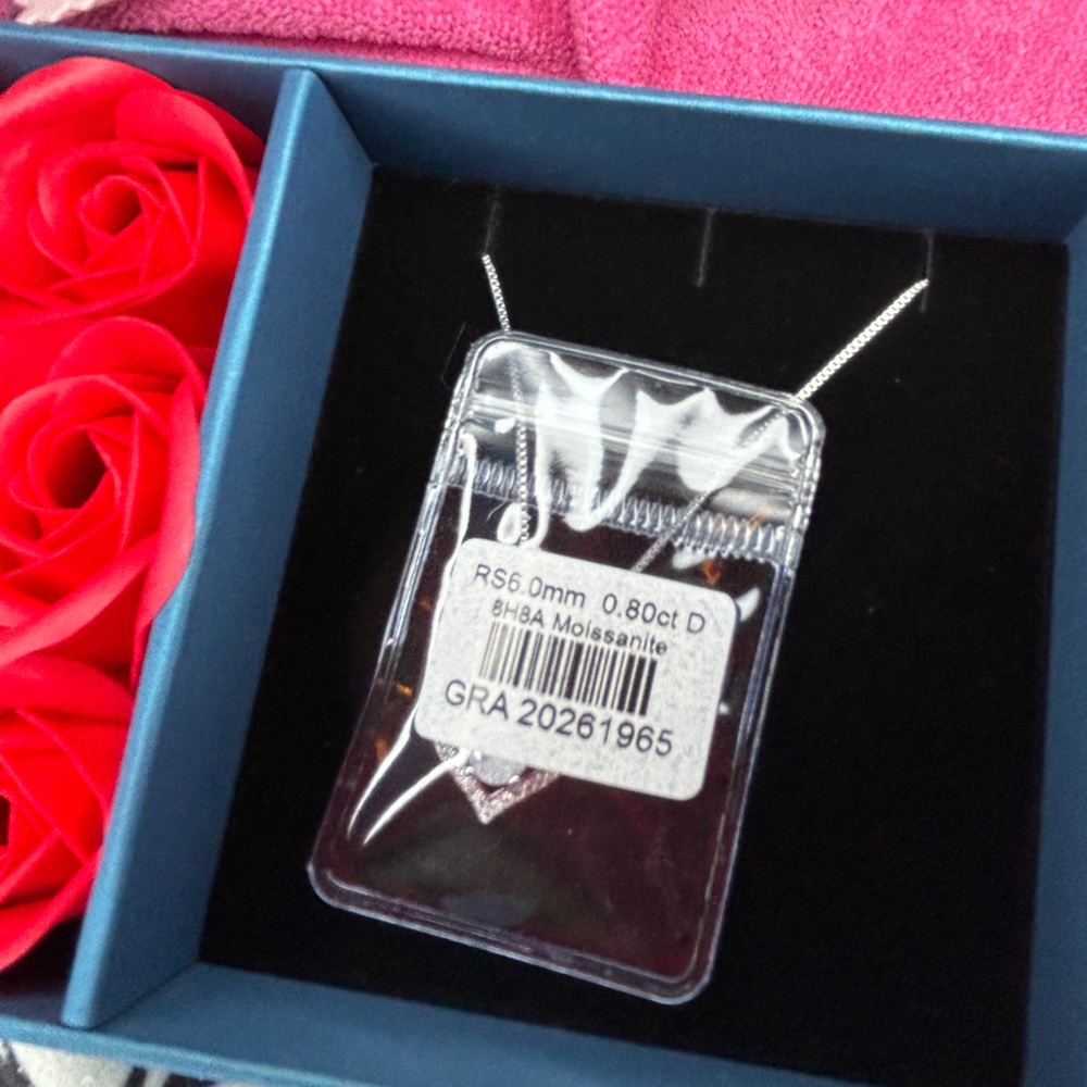 Heart moissanite necklace with rose display box, gift bag, and GRA certificate - Picture 3 of 5